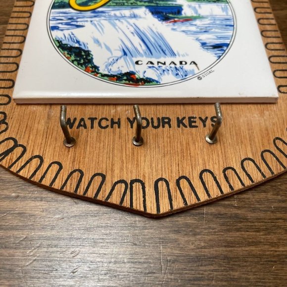 Vintage Niagara Falls Key Holder Ceramic Trivet Wall Art Souvenir - Picture 4 of 10